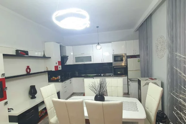 Shtepi ne shitje Vila Luksoze ne Tirane, 6+1, Mobilimi E mobiluar, Pagesa 1,200,000  Euro.