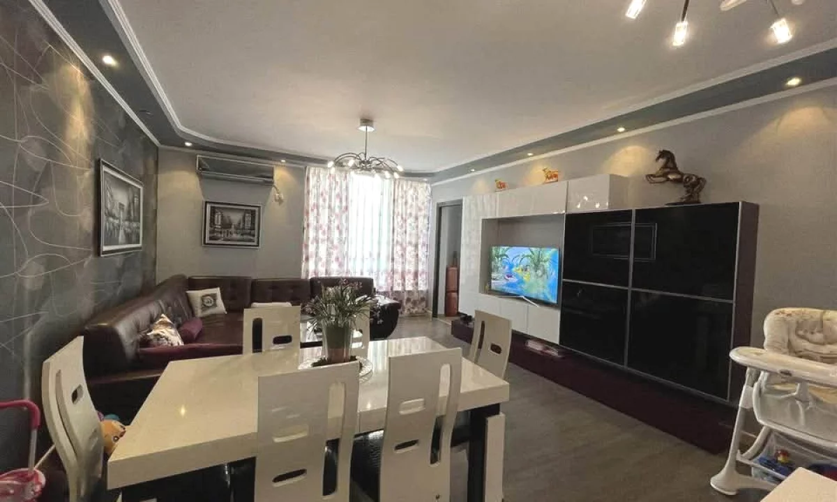 Shtepi ne shitje Apartament ne Tirane, 2+1, Mobilimi E mobiluar, Pagesa 15,000,000  Leke.