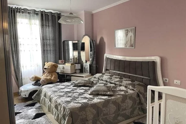 Shtepi ne shitje Apartament ne Tirane, 2+1, Mobilimi E mobiluar, Pagesa 15,000,000  Leke.