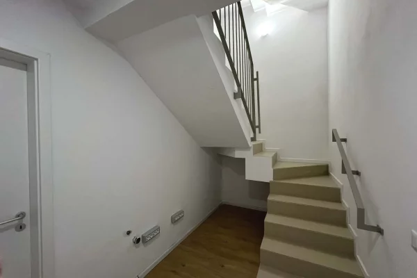 Shtepi me qera Vila Luksoze ne Tirane, 4+1, Mobilimi Pjeserisht e mobiluar, Pagesa 1,300  Euro.