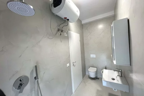 Shtepi me qera Vila Luksoze ne Tirane, 4+1, Mobilimi Pjeserisht e mobiluar, Pagesa 1,300  Euro.