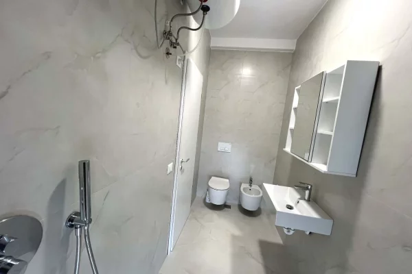 Shtepi me qera Vila Luksoze ne Tirane, 4+1, Mobilimi Pjeserisht e mobiluar, Pagesa 1,300  Euro.