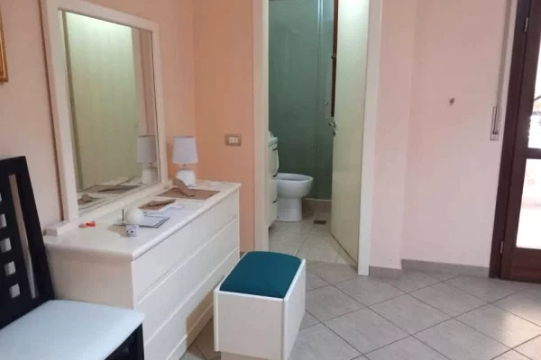 Shtepi ne shitje Apartament ne Tirane, 2+1, Mobilimi E mobiluar, Pagesa 250,000  Euro.