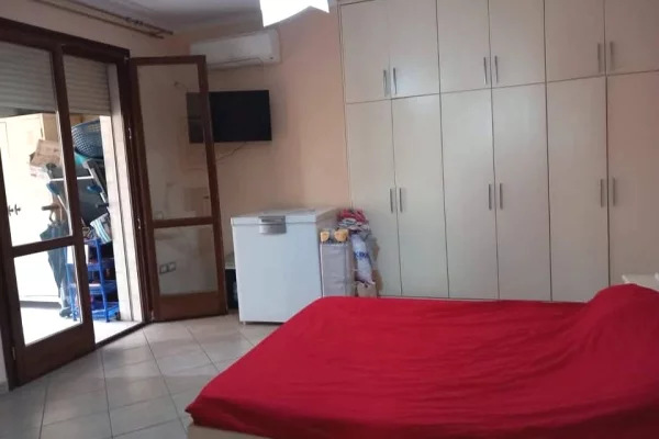 Shtepi ne shitje Apartament ne Tirane, 2+1, Mobilimi E mobiluar, Pagesa 250,000  Euro.