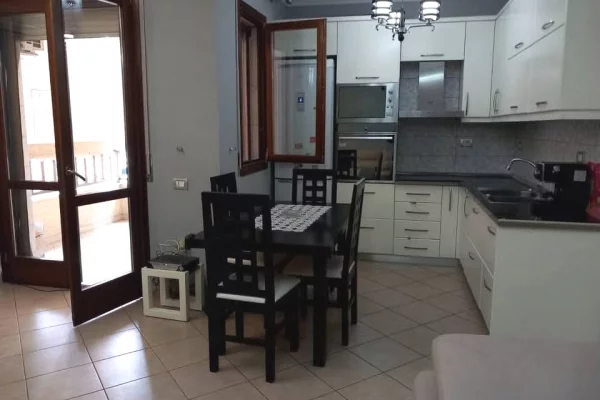Shtepi ne shitje Apartament ne Tirane, 2+1, Mobilimi E mobiluar, Pagesa 250,000  Euro.