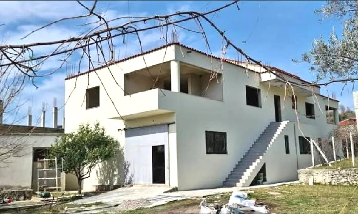 SHITET TRUALL 3000 M2 + NDERTESE 2 KATE - RRUGA E ARBERIT, FERRAJ 