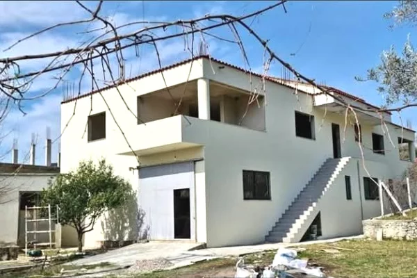 Truall ose Toke ne Tirane - 55,000,000 Leke