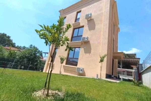 Shtepi me qera Vila Luksoze ne Tirane, 6+1, Mobilimi Bosh, pa mobiluar, Pagesa 2,500  Euro.