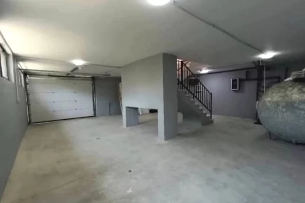 Shtepi me qera Vila Luksoze ne Tirane, 6+1, Mobilimi Bosh, pa mobiluar, Pagesa 2,500  Euro.