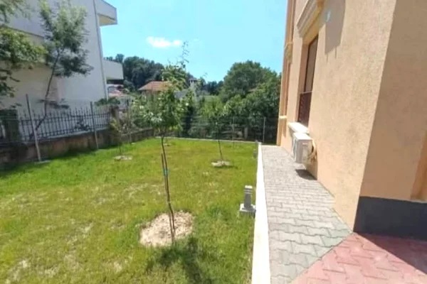 Shtepi me qera Vila Luksoze ne Tirane, 6+1, Mobilimi Bosh, pa mobiluar, Pagesa 2,500  Euro.