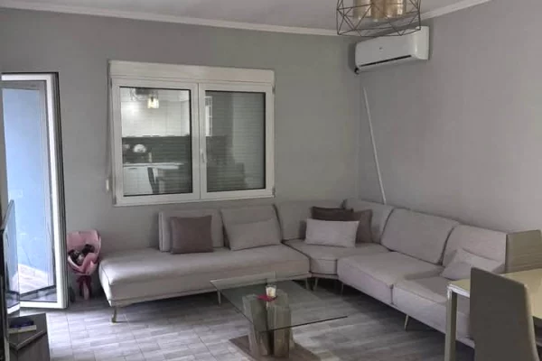 JEPET ME QERA SHTEPI 2+1 ( e mobiluar)- ASTIR, TIRANE   CMIMI: 65 000 LEKE / MUAJI   Adresa: Astir n