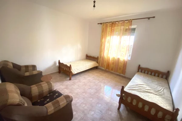 Shtepi me qera Apartament ne Tirane, 3+1, Mobilimi E mobiluar, Pagesa 400  Euro.