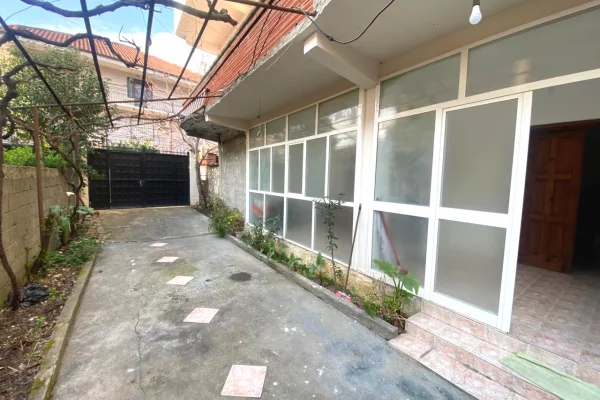 Shtepi me qera Apartament ne Tirane, 3+1, Mobilimi E mobiluar, Pagesa 400  Euro.