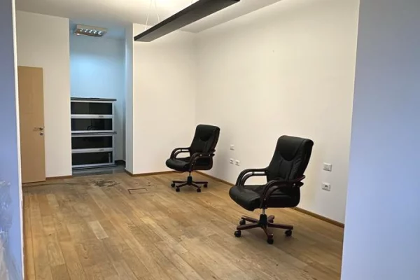 Ambiente Commerciale in Affitto 1+1 a Tirana - 2,000 Euro