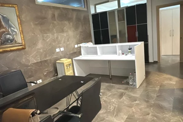 Ambiente Commerciale in Affitto 1+1 a Tirana - 2,000 Euro