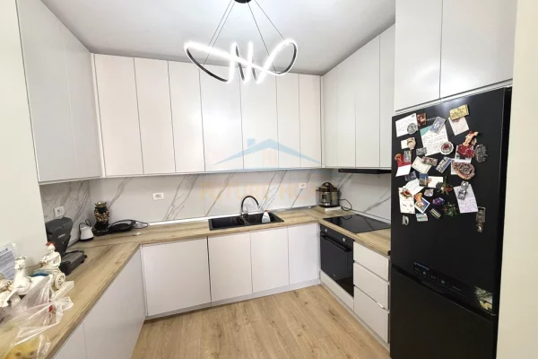 Shtepi me qera Apartament ne Tirane, 2+1, Mobilimi E mobiluar, Pagesa 60,000  Leke.