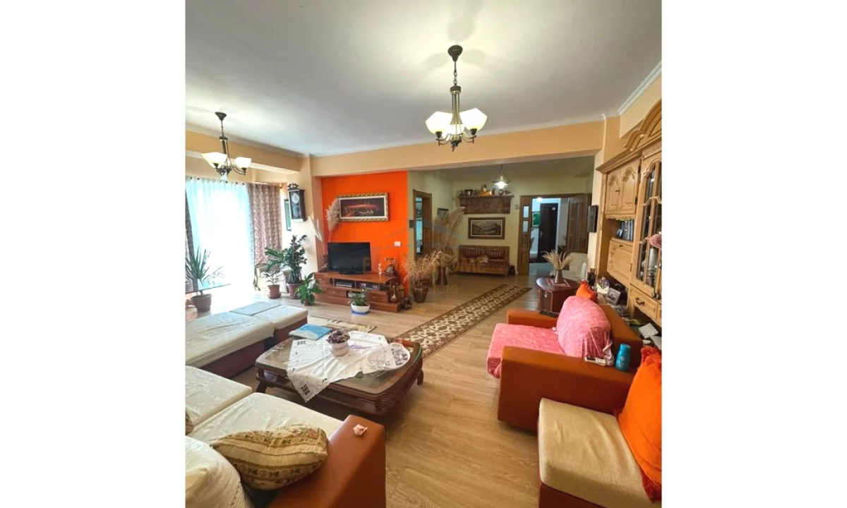 Shtepi ne shitje Apartament ne Tirane, 2+1, Mobilimi E mobiluar, Pagesa 225,000  Euro.