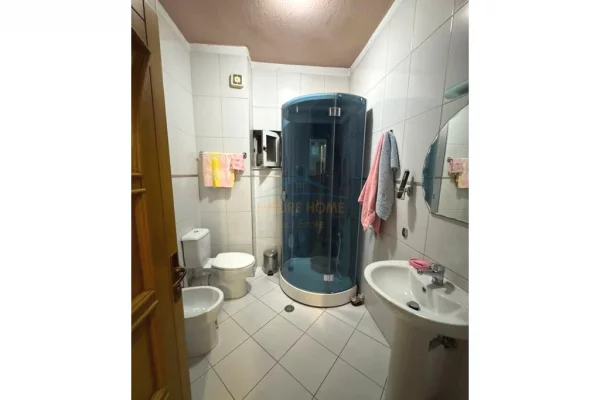 Shtepi ne shitje Apartament ne Tirane, 2+1, Mobilimi E mobiluar, Pagesa 225,000  Euro.