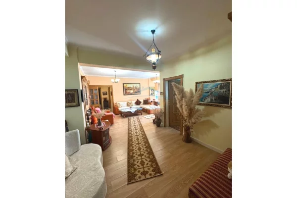 Shtepi ne shitje Apartament ne Tirane, 2+1, Mobilimi E mobiluar, Pagesa 225,000  Euro.