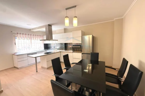 Shtepi me qera Apartament ne Tirane, 2+1, Mobilimi E mobiluar, Pagesa 80,000  Leke.