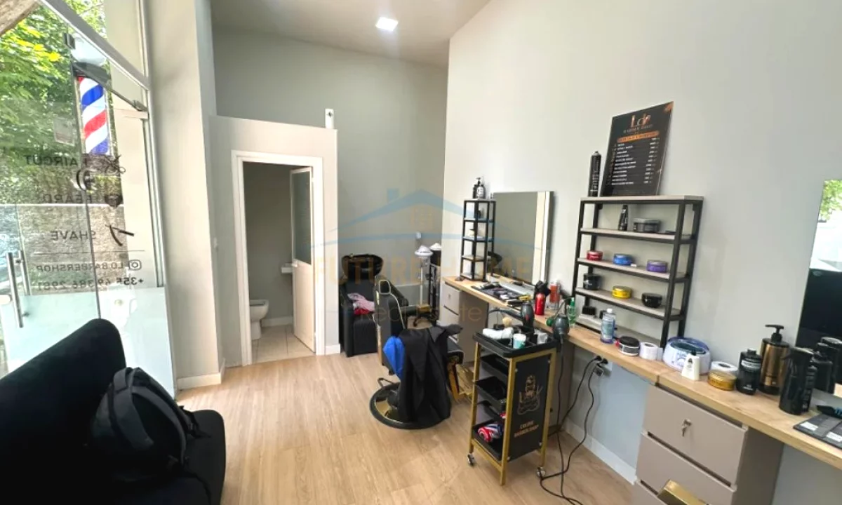 Qera, Ambient Biznesi, Rruga e Barrikadave