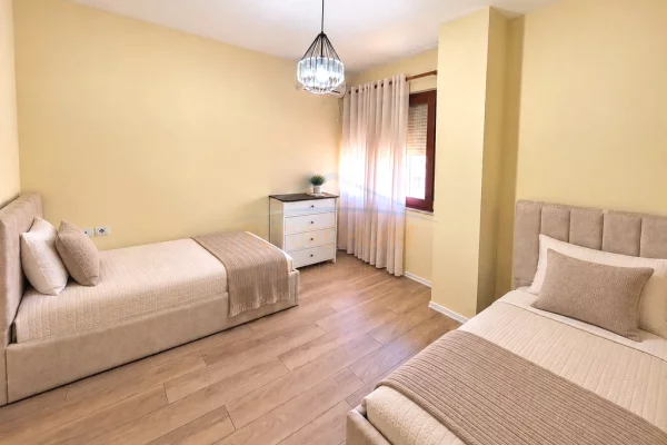 Shtepi me qera Apartament ne Tirane, 2+1, Mobilimi E mobiluar, Pagesa 80,000  Leke.