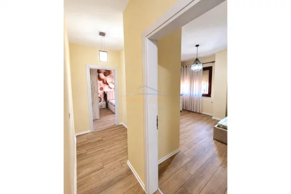 Shtepi me qera Apartament ne Tirane, 2+1, Mobilimi E mobiluar, Pagesa 80,000  Leke.