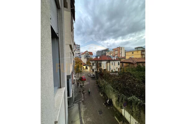 Shtepi me qera Apartament ne Tirane, 2+1, Mobilimi E mobiluar, Pagesa 1,000  Euro.