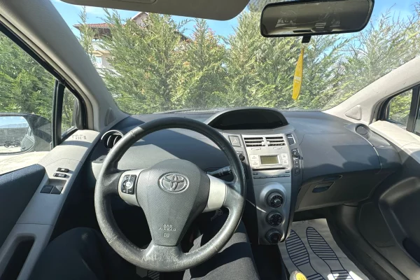 Toyota Yaris - Manulale - 30 Euro dita 