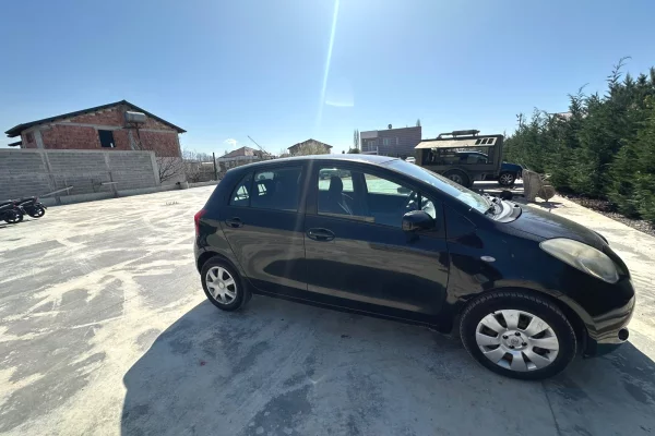 Toyota Yaris - Manulale - 30 Euro dita 