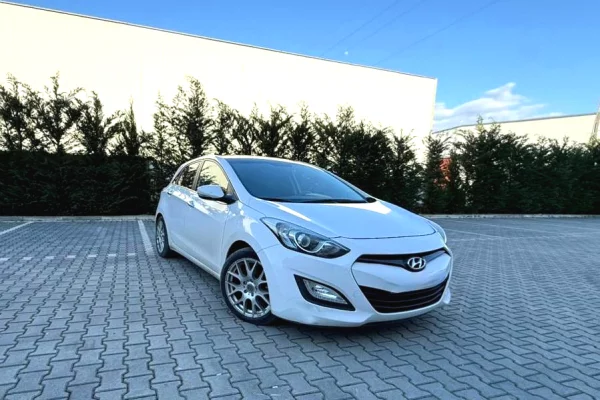 Hyundai i30 – Ekonomike & Praktike nga vetëm 25€/ditë!