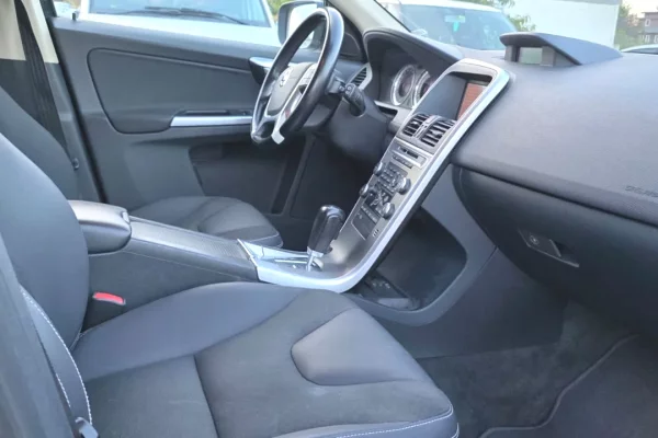 SUV Komod Volvo XC60 me Qera 29 euro dita