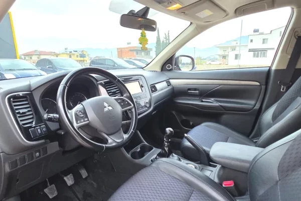 Mitsubishi Outlander SUV Praktik me Qera 30 EURO DITA 