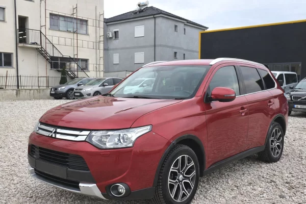 Mitsubishi Outlander SUV Praktik me Qera 30 EURO DITA 