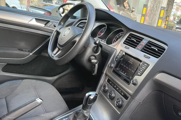 Jepet me qera Volkswagen Golf 7 2.0 Nafte Automat – 2015