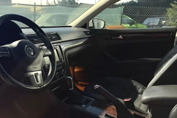 Volkswagen Passat SEL 2015 me Qera ne Rinas – Komfort & Drejtim i Lehte!