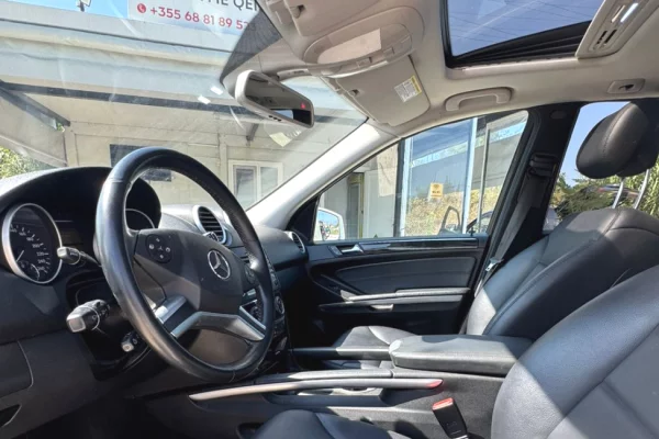 Mercedes-Benz ML 2011 e Bardhe me Qera ne Rinas – SUV Luksoz & Komod!