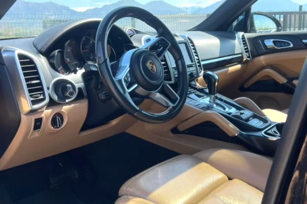 Porsche Cayenne ne Rinas – Fuqi, Luks & Prestigj me qera per vetem 150Euro/dita!