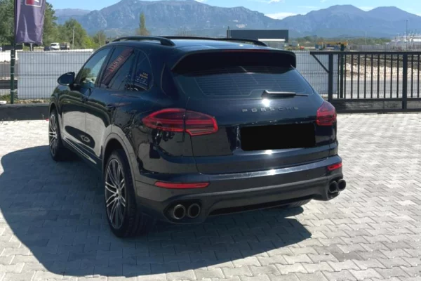 Porsche Cayenne 2016 me Qera ne Rinas – Luks, Fuqi & Komoditet vetem 150Euro/dita!