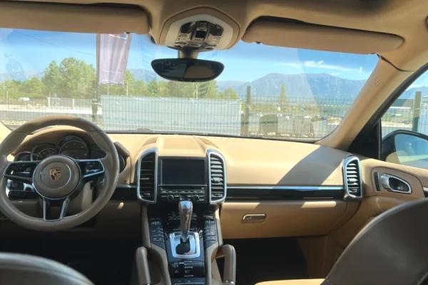 Porsche Cayenne 2016 me Qera ne Rinas – Luks, Fuqi & Komoditet vetem 150Euro/dita!