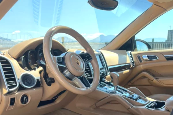 Porsche Cayenne 2016 me Qera ne Rinas – Luks, Fuqi & Komoditet vetem 150Euro/dita!