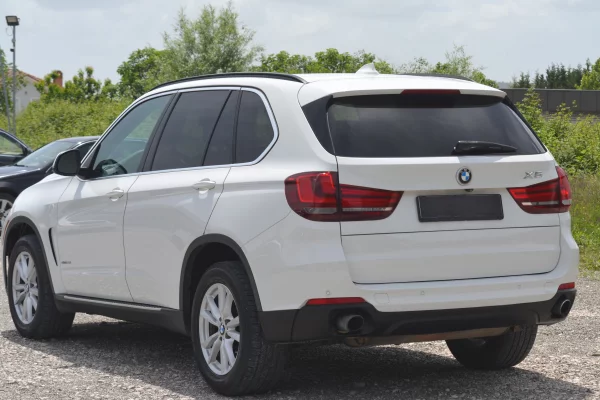 BMW X5 2015 – Me Qera ne Rinas, Stil qe bie ne sy