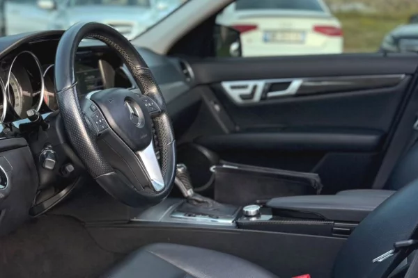 super okazion  Mercedes-Benz C-Class duke nisur nga 45 euro dita per rezervime mbi 7 dite