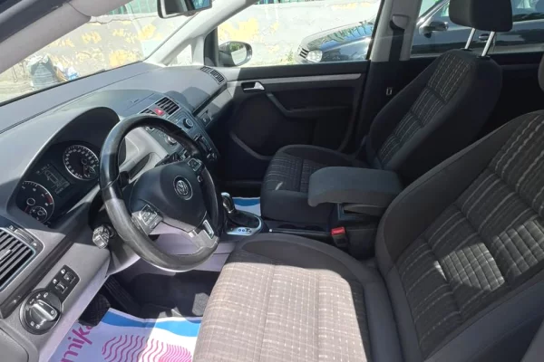 OFERTE VERORE Makine me qera Volkswagen Touran 4000 leke per rezervime + 7 dite