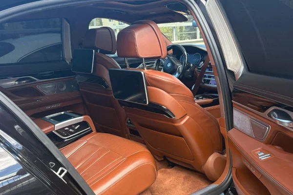 Summer offer!!! BMW - Series 7 750Li starting from 150 euros for reservations + 5 days.