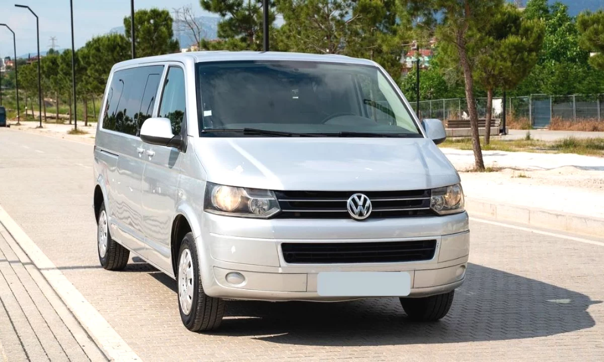 🚐 Volkswagen Transporter 8+1 – Hapesire, Prakticitet dhe Udhetim pa Kompromis!