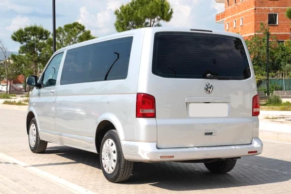🚐 Volkswagen Transporter 8+1 – Hapesire, Prakticitet dhe Udhetim pa Kompromis!