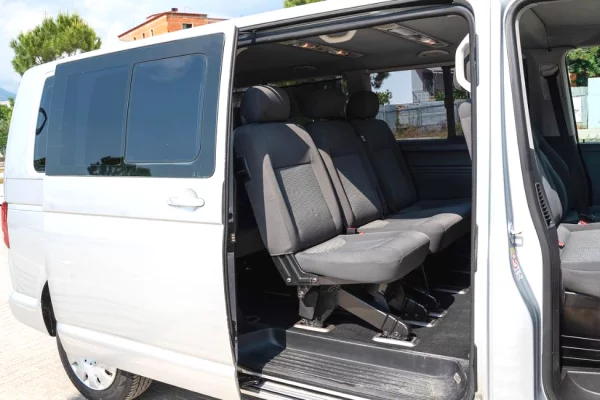 🚐 Volkswagen Transporter 8+1 – Hapesire, Prakticitet dhe Udhetim pa Kompromis!