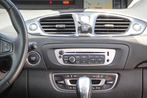 🚙 Renault Scenic  - hapesire dhe prakticitet per cdo udhetim!