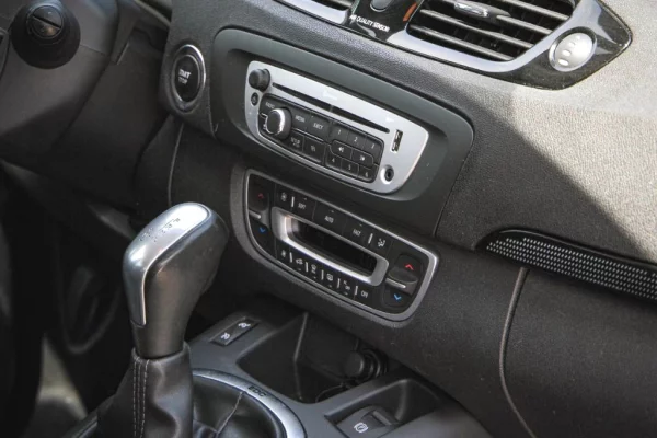 🚙 Renault Scenic  - hapesire dhe prakticitet per cdo udhetim!